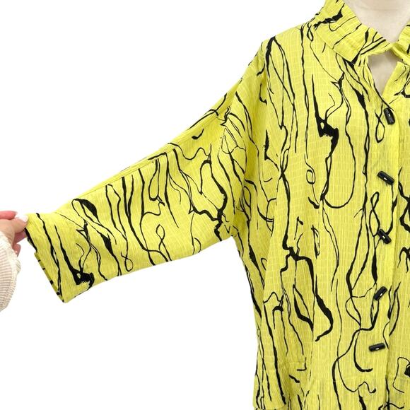 Ali Miles NWT Crinkle Crepe Neon Yellow & Black Abstract Wired Collar Tunic Top - Picture 4 of 12